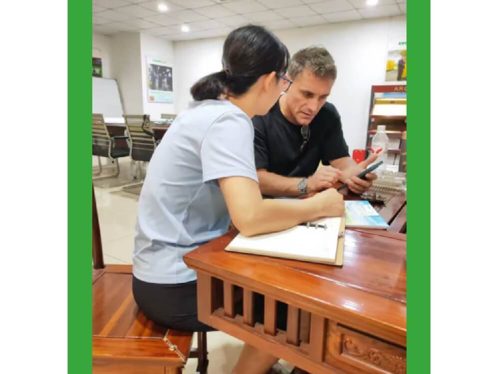 這個英國客戶外貿同事跟進了半年多時間，邀請來工廠現場考察，帶著英鎊來工廠現場訂購兩套定制型航空卡板高端真空預冷機，辛勤的付出總算開花結果